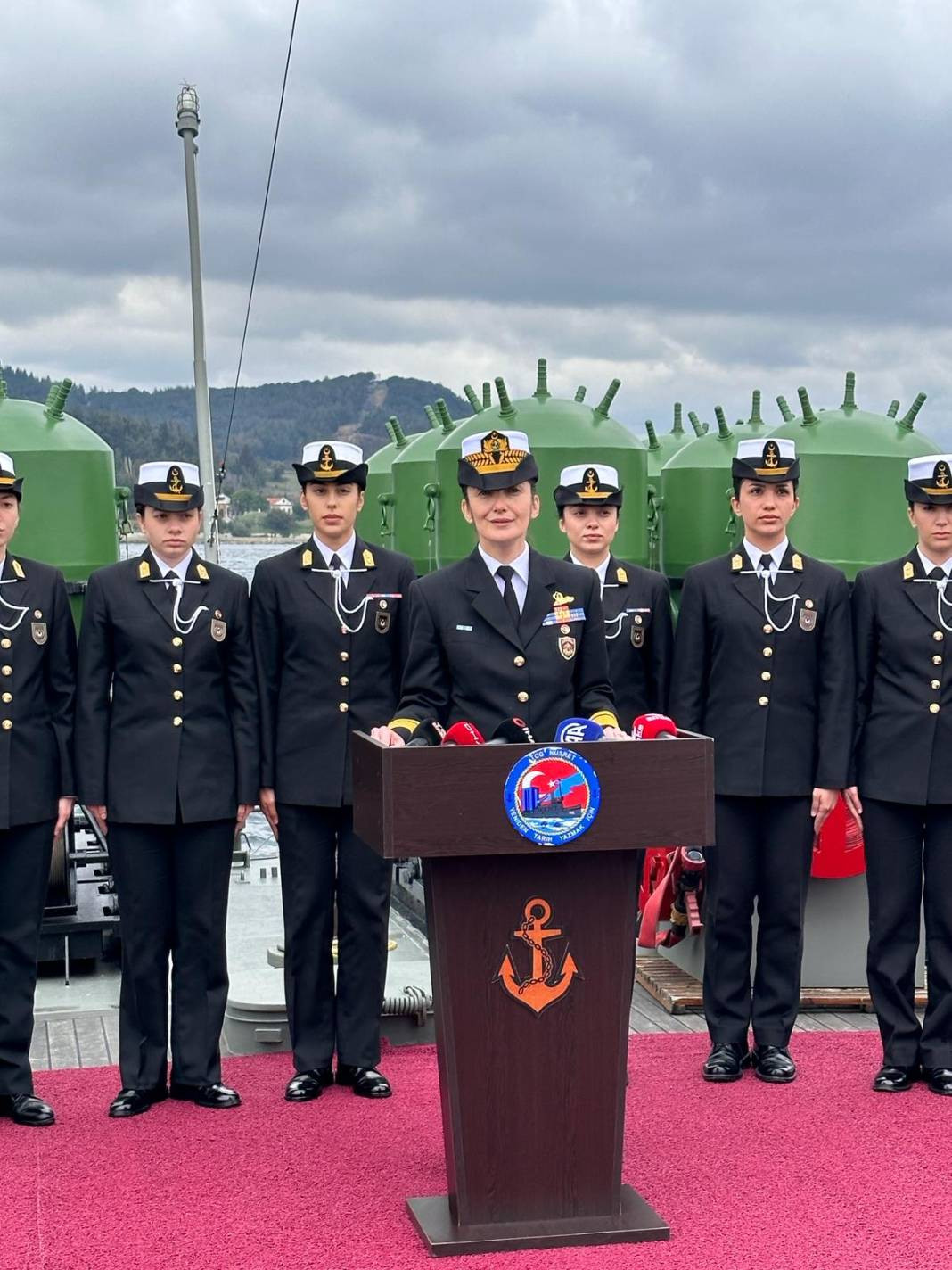 İlk kadın amirali Gökçen Fırat Deniz Harp Okulu öğrencileriyle TCG Nusret'te buluştu - Resim: 18